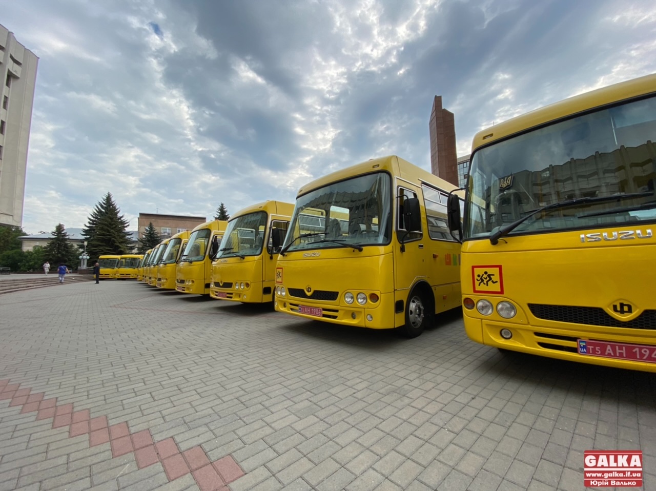 afa47754 608e 46f2 9c99 5d2434c3dc51 - В школи Прикарпаття передали 19 нових автобусів - rai.ua