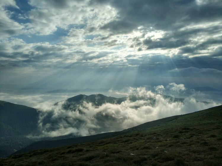 - Рятувальники поділилися неймовірними краєвидами з вершини гори Піп Іван. ФОТО - rai.ua