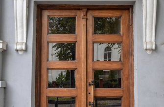 1601880606 5 1 - В Івано-Франківську автентичні двері, що на Грюнвальдській, відреставрували та повернули на місце - rai.ua