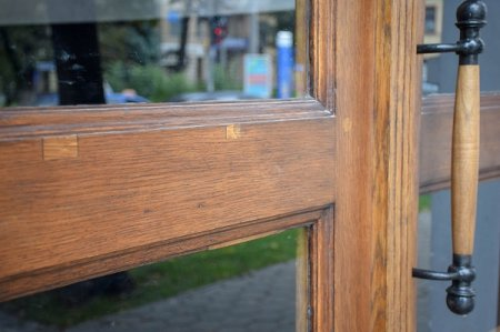 image 1 - В Івано-Франківську автентичні двері, що на Грюнвальдській, відреставрували та повернули на місце - rai.ua