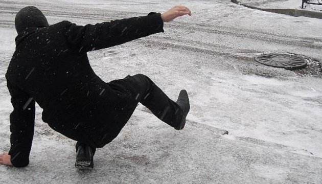 padinnia na lodu - Як не травмуватися на льоду: важливі поради - rai.ua