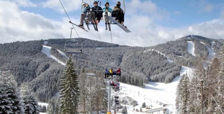 bukovel zyma 13 int - У Карпатах під час локдауну помітили величезні черги туристів - rai.ua