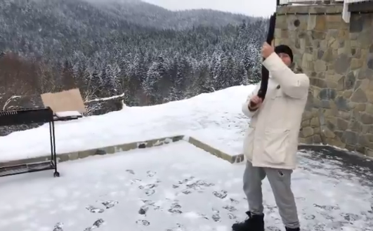 screenshot 1 2 - Лідер гурту ТНМК показав на відео, як стріляв у Карпатах - rai.ua