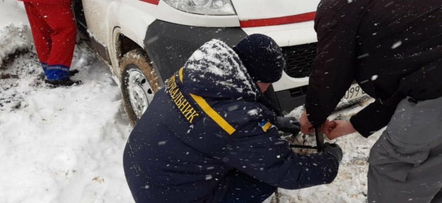 izobrazenieviber2020 02 0514 54 15 5e3ad8f48836b - На Прикарпатті через негоду "швидкі" застрягли на дорогах, автобус злетів у кювет - rai.ua