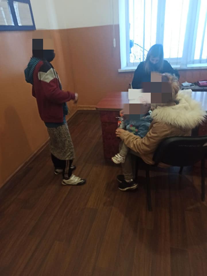 182612152 2073075279499388 5695082011085363930 n - В Івано-Франківську неповнолітня жебракувала з дитиною на руках. Фото - rai.ua