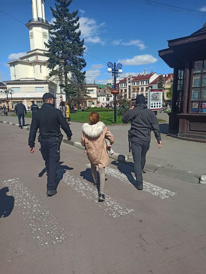 182893943 2073075189499397 7789145473178801356 n - В Івано-Франківську неповнолітня жебракувала з дитиною на руках. Фото - rai.ua