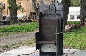 krislo 2 - В Івано-Франківську на території Палацу Потоцьких відкрили ковану інсталяцію "Крісло бургомістра". Відео - rai.ua