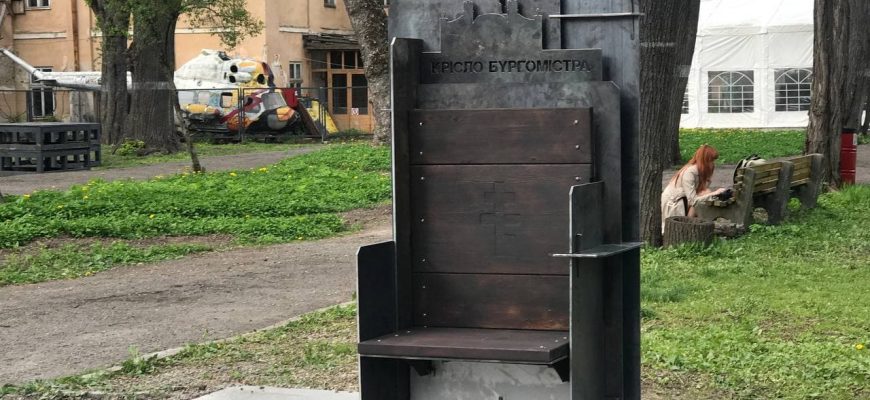 krislo 2 - В Івано-Франківську на території Палацу Потоцьких відкрили ковану інсталяцію "Крісло бургомістра". Відео - rai.ua