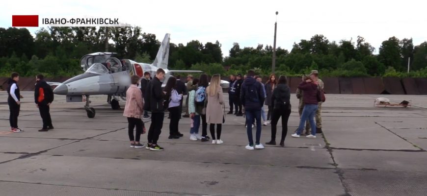 screenshot 2 - В Івано-Франківську провели показ військової техніки. Відео - rai.ua