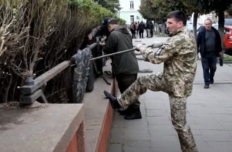 screenshot 17 - У Коломиї активісти демонтували радянську символіку. Відео - rai.ua