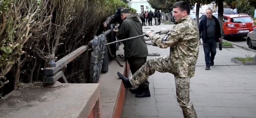 screenshot 17 - У Коломиї активісти демонтували радянську символіку. Відео - rai.ua