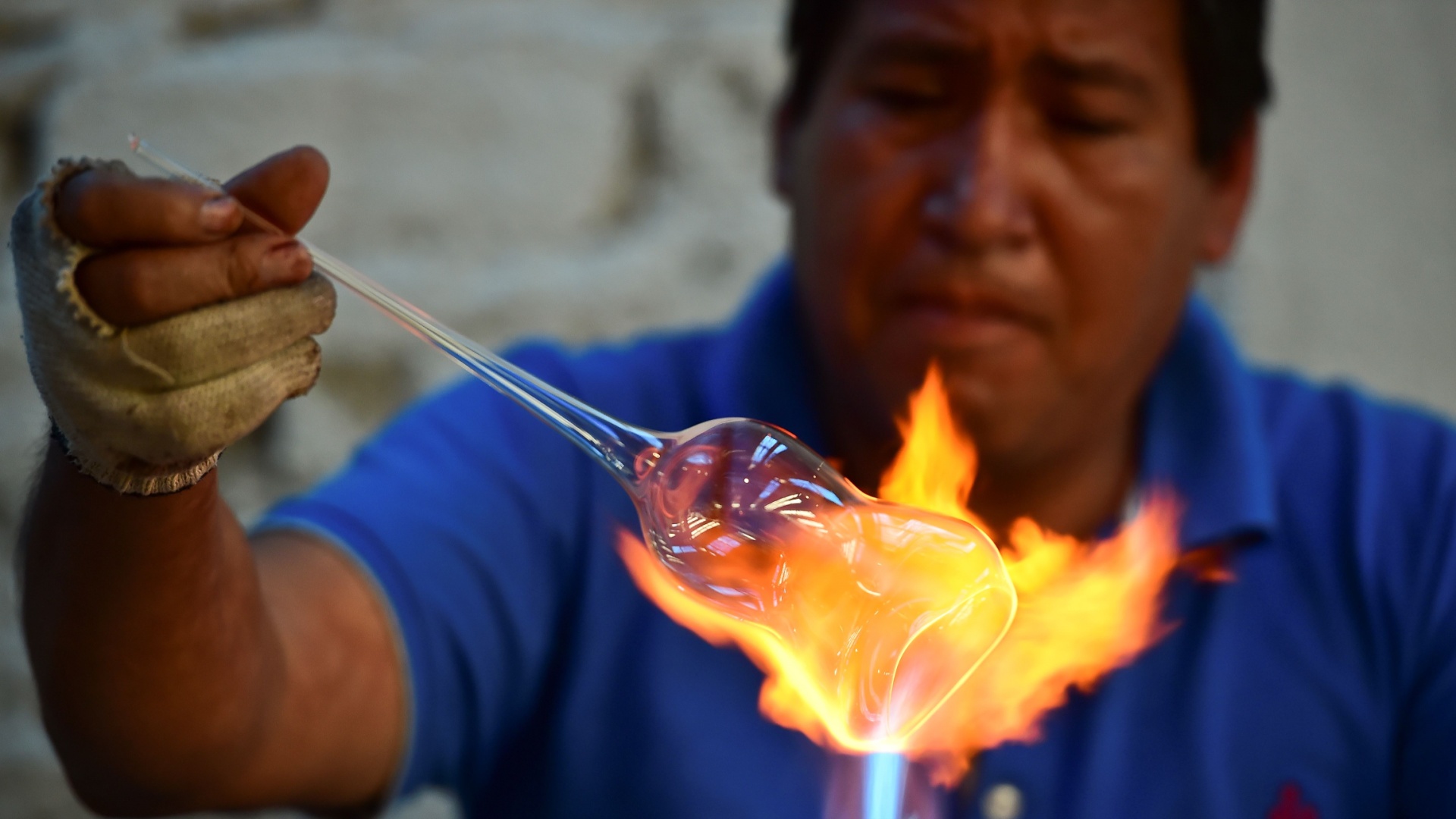 21 12 17 mexico glass blowing - Ялинкові іграшки з мексиканського містечка стали популярні в усьому світі. Відео - rai.ua