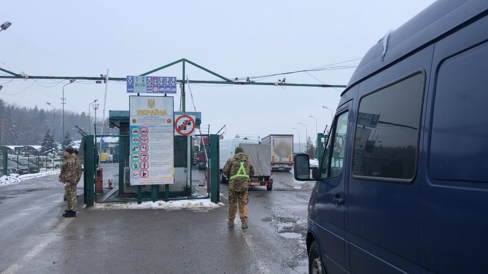 kordon2 - Нові вимоги для в`їзду: на кордоні з Польщею утворилися черги. Відео - rai.ua