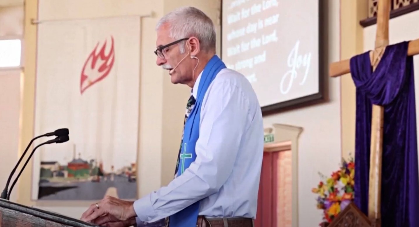 screenshot 28 1 - В Австралії пастор-пілот літаком відвідує парафіян. Відео - rai.ua