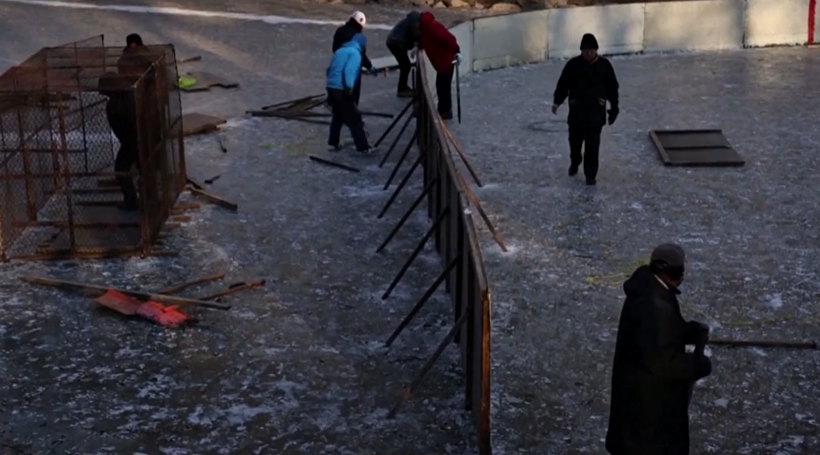 Команда китайських пенсіонерів-хокеїстів облаштовує собі ковзанки. Відео