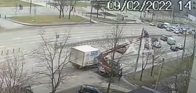 2022021014074655 - У Дніпрі вантажівка зачепила автовишку з електриками. Відео - rai.ua