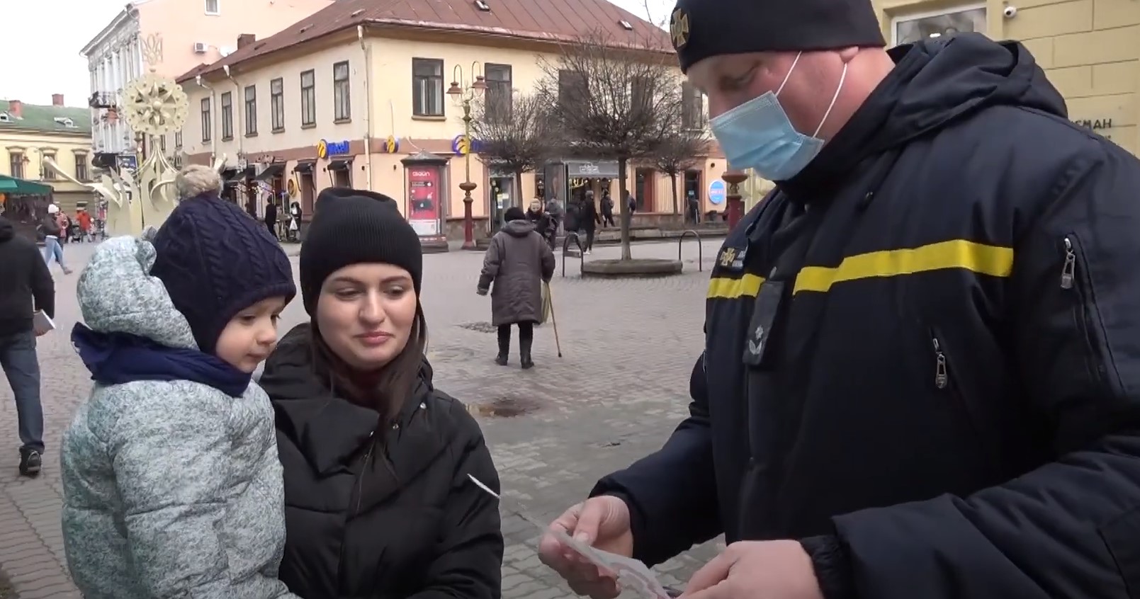 screenshot 77 - Рятувальники провели профілактичні бесіди, щоб уберегти франківців від пожеж. Відео - rai.ua