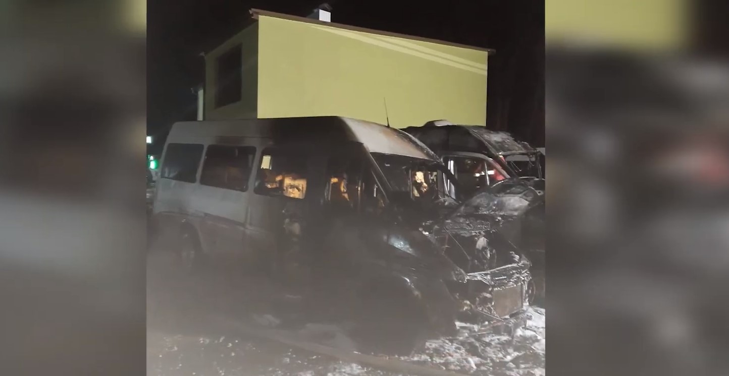 screenshot 99 - Вночі вогнеборці ліквідували пожежі семи автомобілів на Прикарпатті. Відео - rai.ua