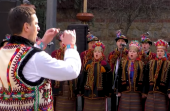 screenshot 1 - У середмісті Івано-Франківська ансамбль "Гуцулія" виконує патріотичні пісні. Відео - rai.ua