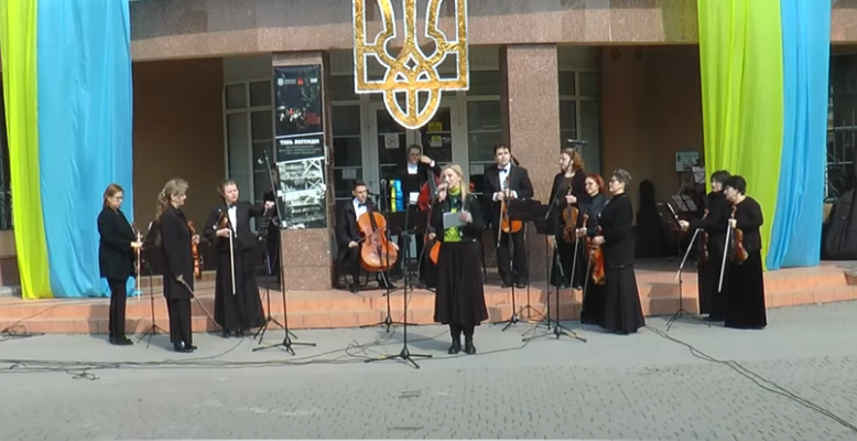 screenshot 12 - Біля Франківської Ратуші відбулася всеукраїнська мистецька акція «Вільне небо». Відео - rai.ua