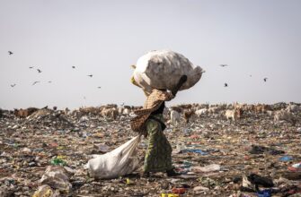 22 06 17 senegal recycling - Сенегальці перебирають гори непотребу й цим заробляють на життя. Відео - rai.ua