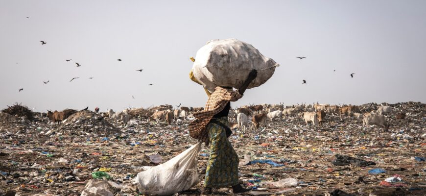 22 06 17 senegal recycling - Сенегальці перебирають гори непотребу й цим заробляють на життя. Відео - rai.ua