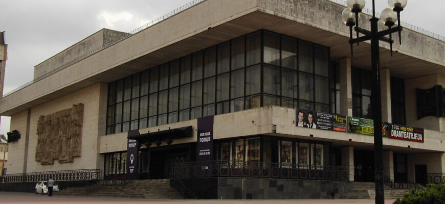 oblasnyi muzychno dramatychnyi teatr im.ivana franka.m.ivano frankivsk 1020x600 1 - В Івано-Франківському драмтеатрі розпочали ініціативу "підвішених квитків". Відео - rai.ua