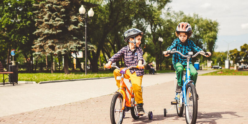 kak nauchit rebenka katatsya na dvukhkolesnom velosipede - Вихованці обласного центру соціально-психологічної реабілітації дітей отримали 12 велосипедів. Відео - rai.ua
