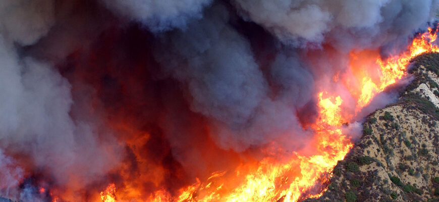 1200px simi valley fire california usa - У Каліфорнії палає велика лісова пожежа. Відео - rai.ua