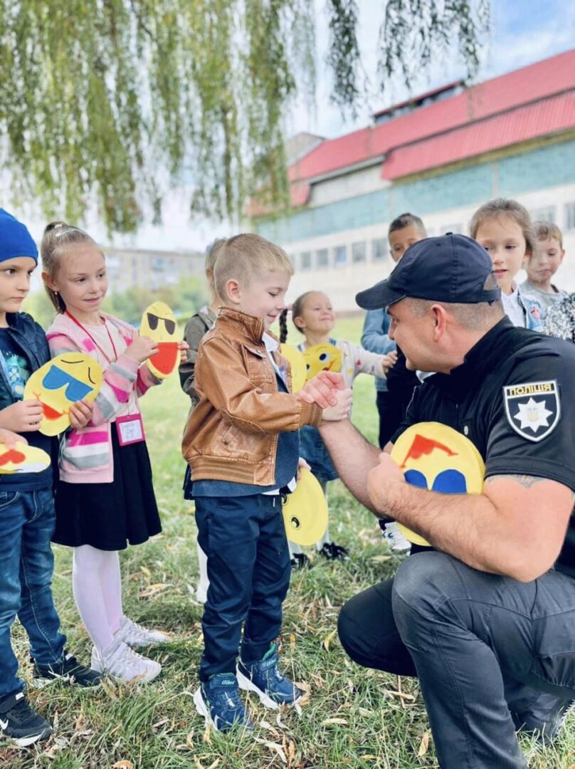 305576058 8494582817248950 7571484953609001717 n - Ювенальні поліцейські Прикарпаття разом зі школярами провели акцію проти суїцидів. Фото - rai.ua