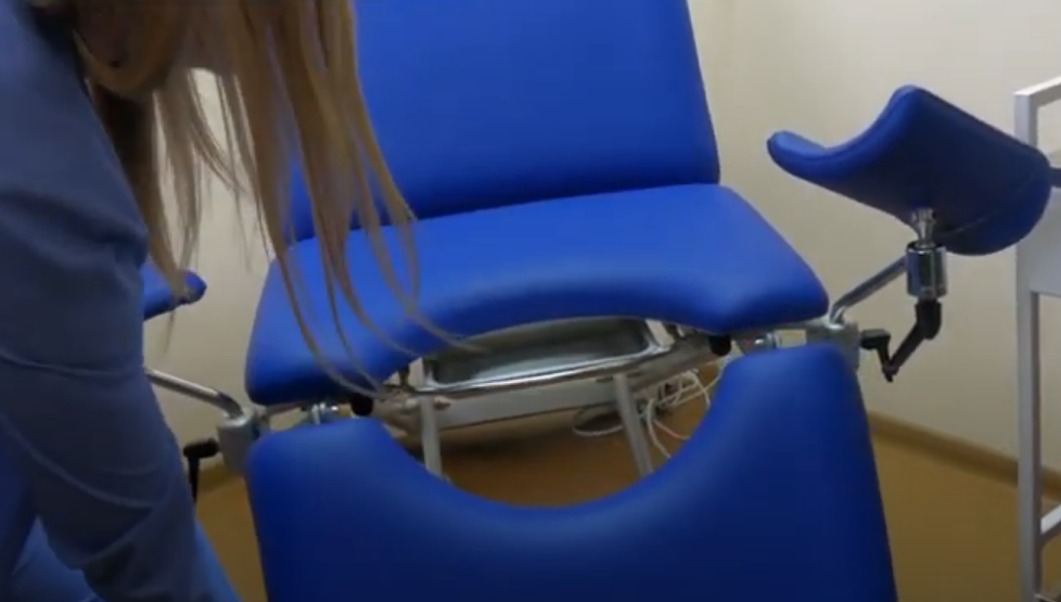 Івано-Франківський міський перинатальний центр отримав універсальне гінекологічне крісло. Відео