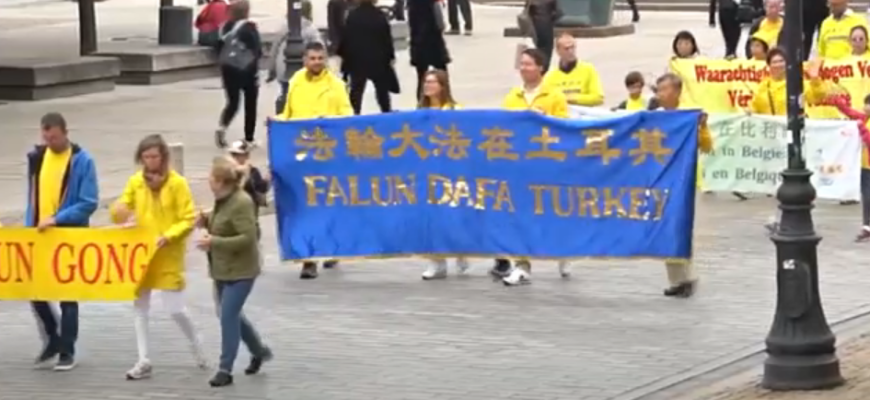 screenshot 18 - Парад у Польщі: понад тисячу учасників, медитація і танці левів. Відео - rai.ua