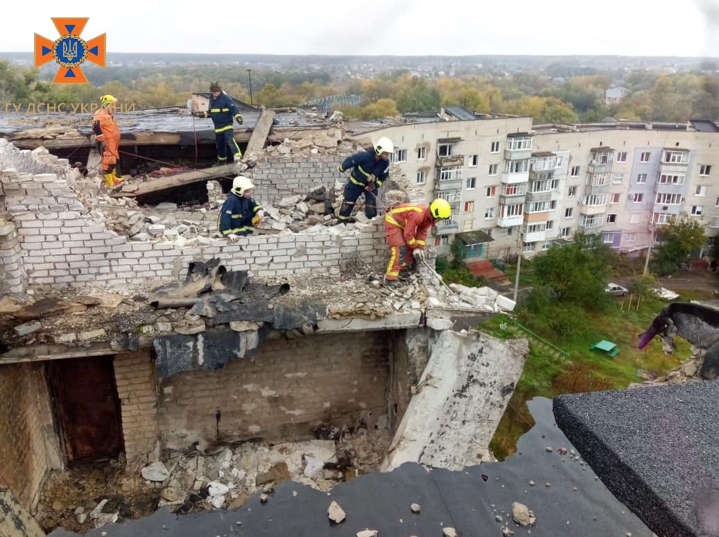 310066607 417908113831891 8986528867351864746 n - Рятувальники зведеного загону ГУ ДСНС України в Івано-Франківській області продовжують роботи на деокупованих територіях Харківщини. Фото - rai.ua