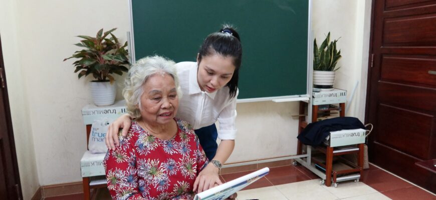 22 12 01 vietnam english - В’єтнамських бабусь безплатно навчають англійської мови. Відео - rai.ua