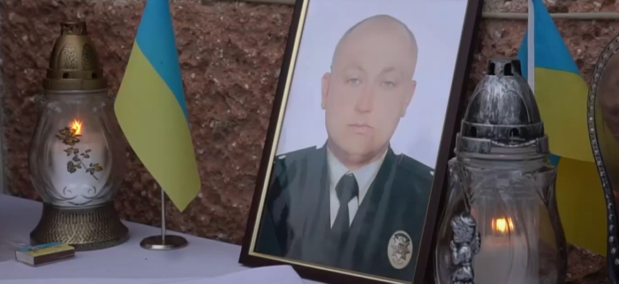 screenshot 2 - На Прикарпатті відкрили пам’ятну дошку поліцейському Володимиру Розвадовському. Відео - rai.ua