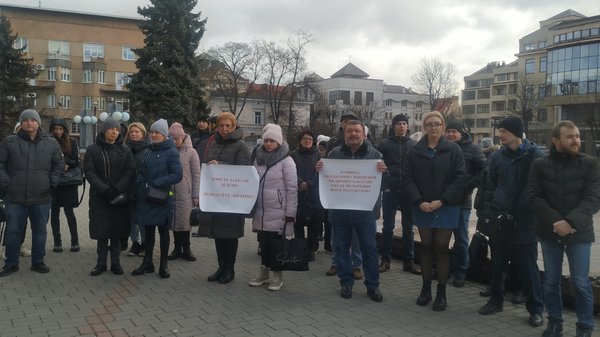 7c4a9b6102855609 - Медики Прикарпатського наркологічного центру вийшли на мирну акцію протесту. Відео - rai.ua