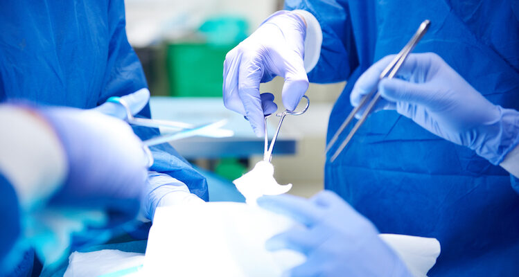3fd84c3 surgery big - В обласній клінічній лікарні американські та канадські лікарі оперували українських захисників - rai.ua