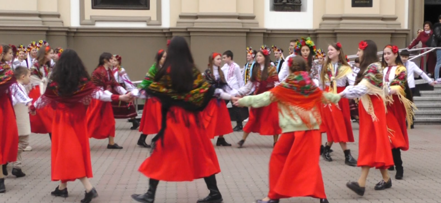 screenshot 12 3 - Як в Івано-Франківську водили «Великодні гаївки». Відео - rai.ua