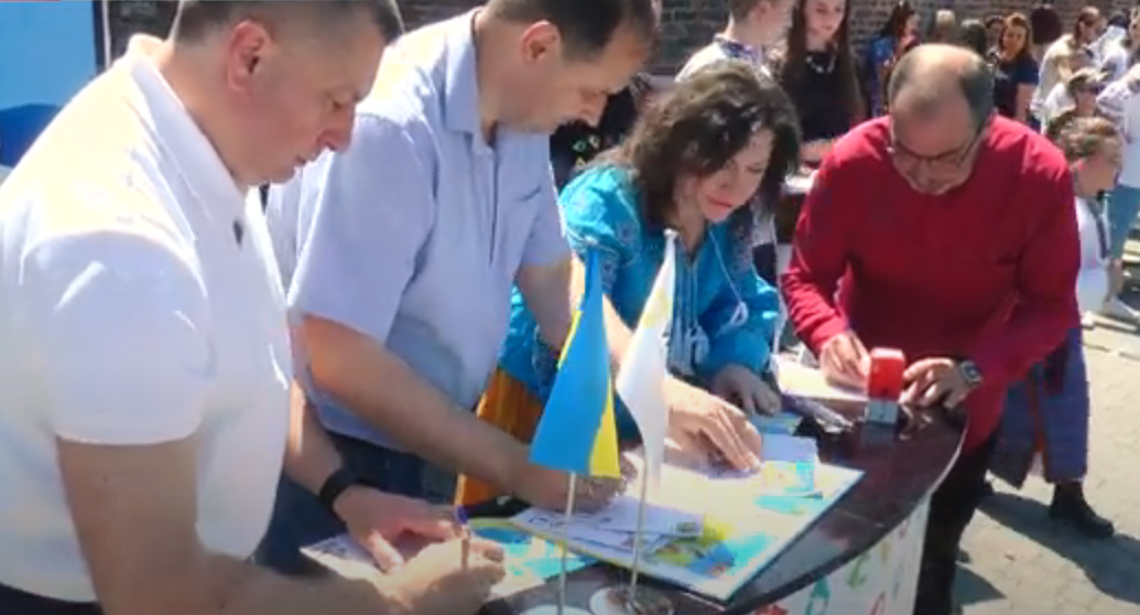 З нагоди Дня захисту прав дітей у Франківську погасили тематичну марку. Відео