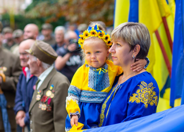 screenshot 10 12 - На Вічевому майдані у День державного прапора вшанували Героїв. Фото - rai.ua