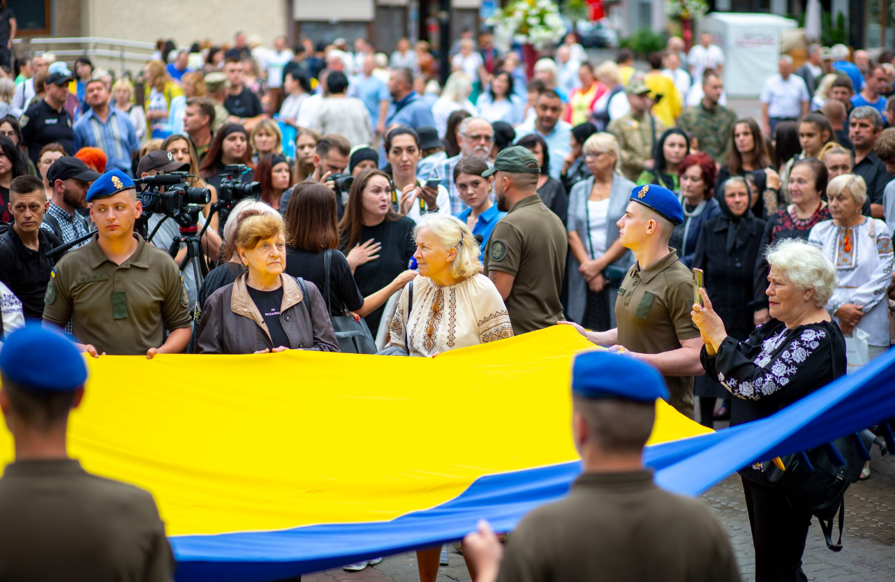 screenshot 12 11 - На Вічевому майдані у День державного прапора вшанували Героїв. Фото - rai.ua