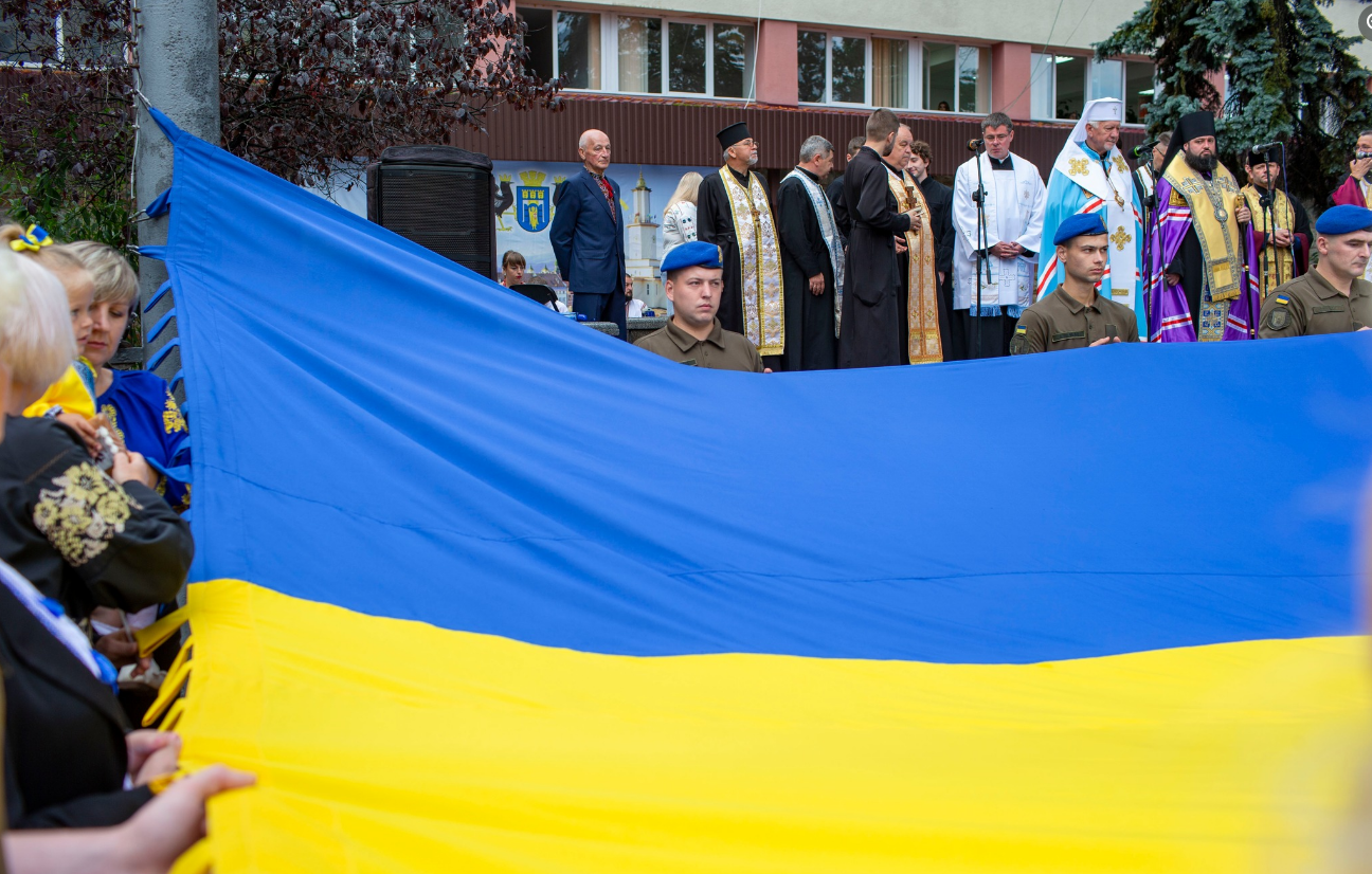 screenshot 13 8 - На Вічевому майдані у День державного прапора вшанували Героїв. Фото - rai.ua