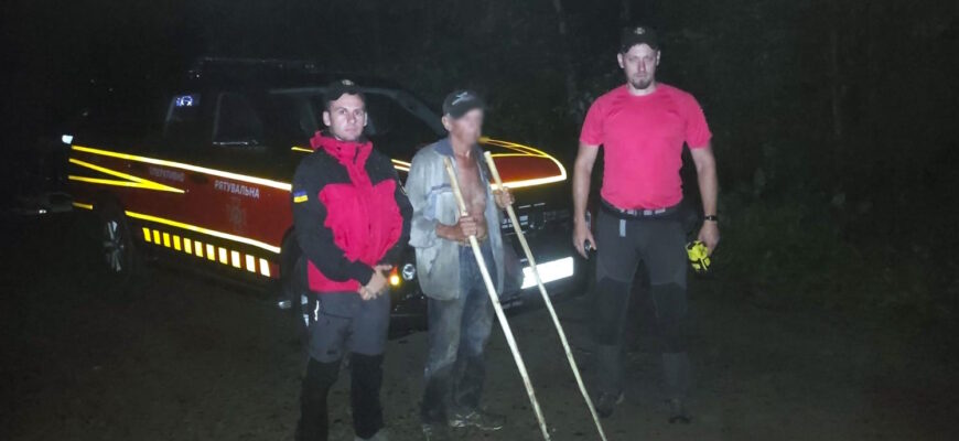 riatuvalnyky rozshukaly v lisi zablukalogo cholovika - Рятувальники розшукали в лісі заблукалого чоловіка - rai.ua