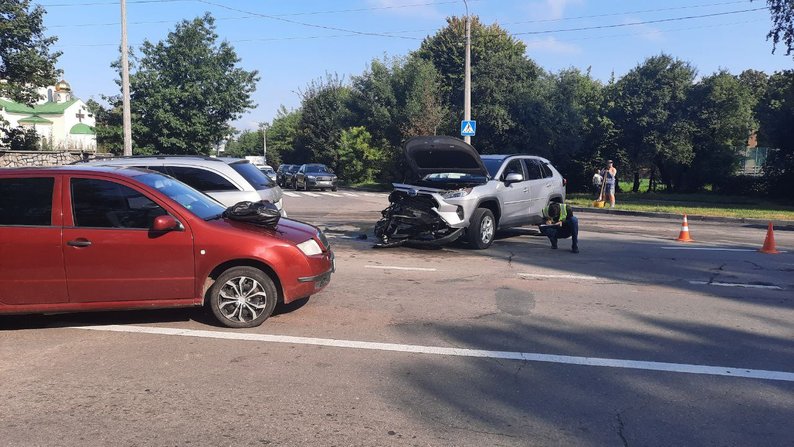 v ivano frankivsku zitknulysia piat avtomobiliv – troie liudei u likarni 2 - В Івано-Франківську зіткнулися п'ять автомобілів: троє людей у лікарні - rai.ua