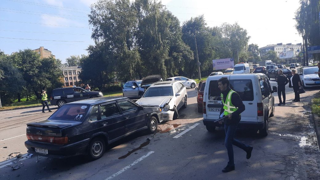 v ivano frankivsku zitknulysia piat avtomobiliv – troie liudei u likarni - В Івано-Франківську зіткнулися п'ять автомобілів: троє людей у лікарні - rai.ua