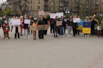 screenshot 18 1 - "Бруківка не зброя": під стінами адміністрації люди вимагали спрямувати гроші на ЗСУ. Відео - rai.ua