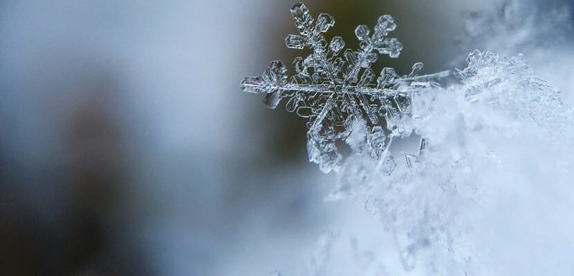 snowflake 1245748 960 720 e1610095026951 830x500 1 - Сніг та ожеледиця: якою буде погода протягом тижня на Прикарпатті - rai.ua