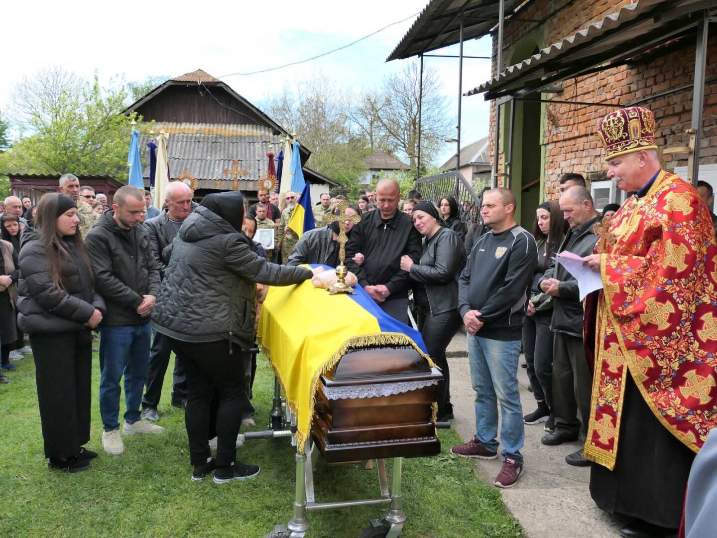 ty - У селі Вільшаниця попрощалися з воїном Романом Сліпецьким - rai.ua