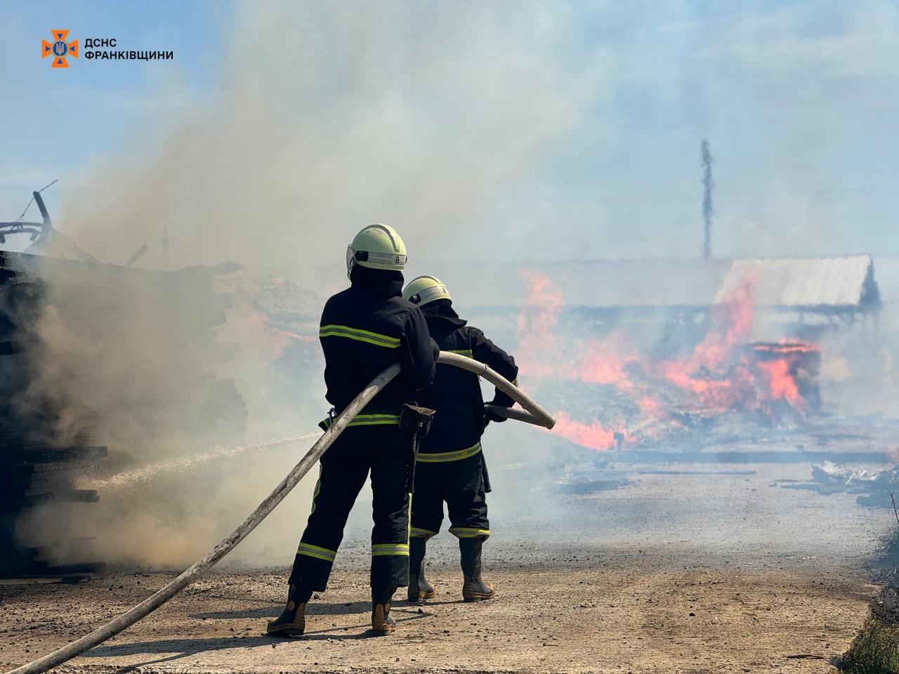 pozh2 - Рятувальники ліквідували пожежу площею понад 1500 м.кв. у Калуському районі - rai.ua