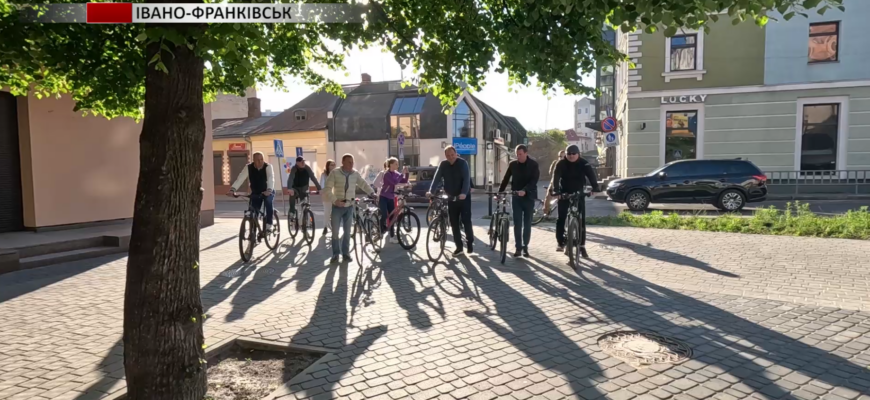 screenshot 4 - Руслан Марцінків спільно з керівниками провели традиційну інспекцію на велосипедах. Відео - rai.ua